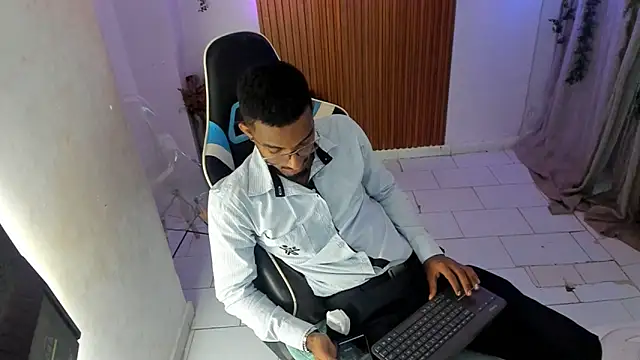 Snapshot of Darwin_mayo chatting on November 7, 5:13 pm Darwin mayo online show from November 7, 5:13 pm