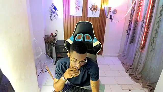 Snapshot of Darwin_mayo chatting on November 8, 5:56 pm Darwin mayo online show from November 8, 5:56 pm