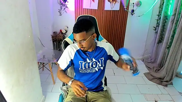 Snapshot of Darwin_mayo chatting on November 11, 5:24 pm Darwin mayo online show from November 11, 5:24 pm