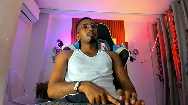 Snapshot of Darwin_mayo chatting on November 18, 5:39 pm Darwin mayo online show from November 18, 5:39 pm