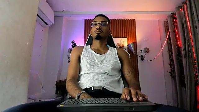 Snapshot of Darwin_mayo chatting on November 24, 5:23 pm Darwin mayo online show from November 24, 5:23 pm