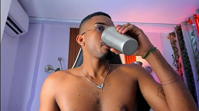 Snapshot of Darwin_mayo chatting on February 6, 5:49 pm Darwin mayo online show from February 6, 5:49 pm