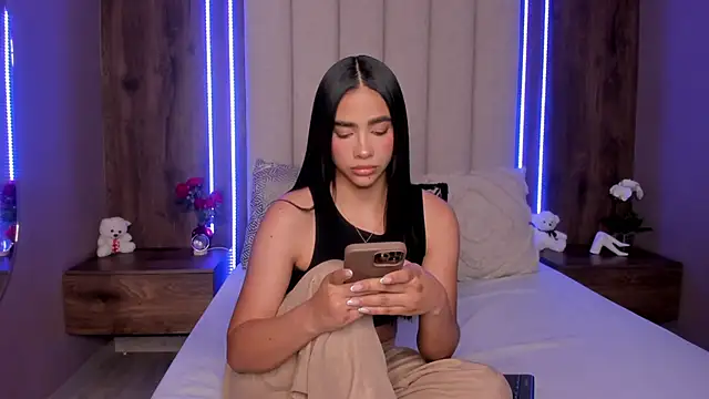 LucySalvatore  online show from March 28, 9:47 pm