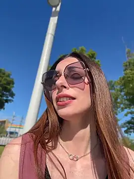 Amelie Crosby online show from June 20, 1:58 pm