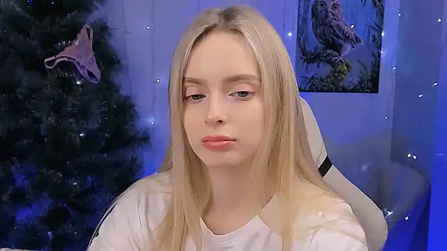 Snapshot of JuliaBrewwer chatting on December 19, 2:35 pm JuliaBrewwer online show from December 19, 2:35 pm