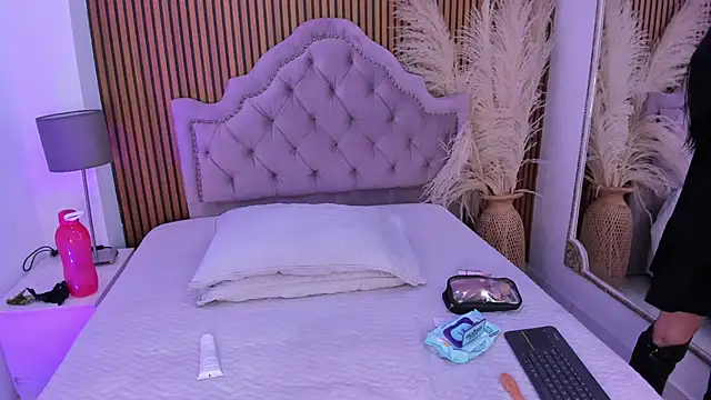 Starbutterflyy  online show from February 23, 5:05 am