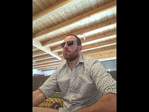 Snapshot of BrunJulienMetis chatting on January 10, 12:07 pm BrunJulienMetis online show from January 10, 12:07 pm