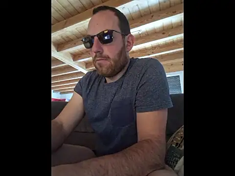 Snapshot of BrunJulienMetis chatting on January 11, 8:30 am BrunJulienMetis online show from January 11, 8:30 am