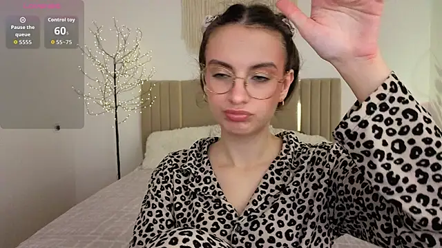 Snapshot of Real_cutie1 chatting on June 16, 12:52 pm Real cutie1 online show from June 16, 12:52 pm