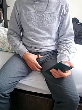 Snapshot of esmerkralkobra chatting on November 15, 10:01 am esmerkralkobra online show from November 15, 10:01 am