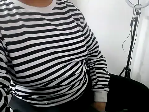 Snapshot of Roshi_Love chatting on February 15, 4:47 pm Roshi Love online show from February 15, 4:47 pm