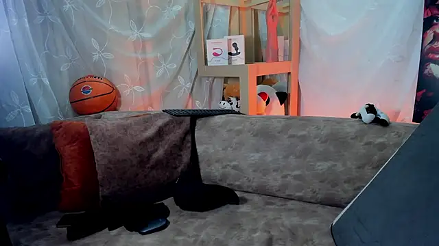 LoganTwink18 online show from April 8, 2:28 pm