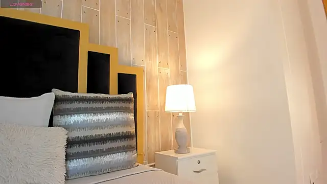 isabellasouza online show from January 6, 7:50 pm