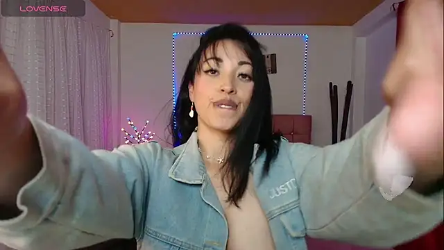 Snapshot of hannagomez_24 chatting on June 1, 7:37 pm hannagomez 24 online show from June 1, 7:37 pm