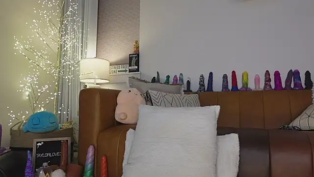 Taylorlove303 online show from April 5, 10:12 am