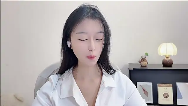 Snapshot of Onechestnut chatting on October 17, 6:16 am Onechestnut online show from October 17, 6:16 am