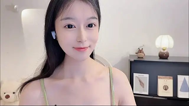 Snapshot of Onechestnut chatting on October 26, 12:33 pm Onechestnut online show from October 26, 12:33 pm