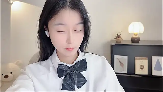 Snapshot of Onechestnut chatting on October 27, 5:22 am Onechestnut online show from October 27, 5:22 am