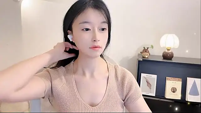 Snapshot of Onechestnut chatting on November 10, 12:04 pm Onechestnut online show from November 10, 12:04 pm