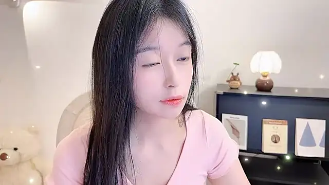 Snapshot of Onechestnut chatting on November 12, 10:48 am Onechestnut online show from November 12, 10:48 am