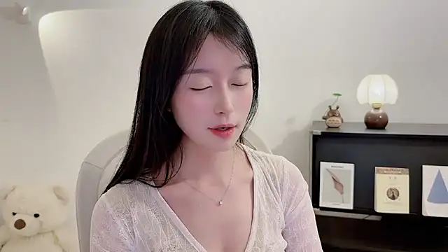 Snapshot of Onechestnut chatting on December 1, 6:02 pm Onechestnut online show from December 1, 6:02 pm