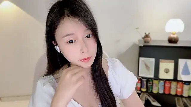 Snapshot of Onechestnut chatting on April 2, 3:04 am Onechestnut online show from April 2, 3:04 am