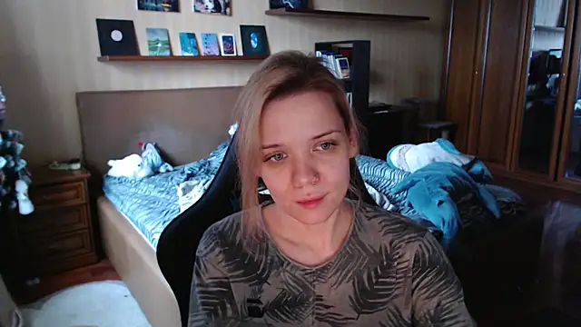 Snapshot of enchanting_chloe chatting on January 6, 9:35 am enchanting chloe online show from January 6, 9:35 am