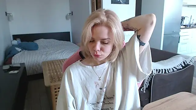 Snapshot of enchanting_chloe chatting on March 19, 8:40 am enchanting chloe online show from March 19, 8:40 am