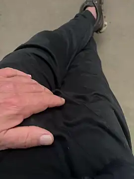 Snapshot of cyclone1212 chatting on March 12, 11:38 am cyclone1212 online show from March 12, 11:38 am