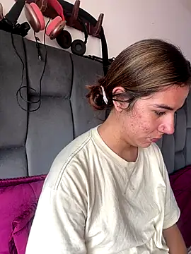 Snapshot of AllieYourGirl chatting on December 19, 1:40 pm AllieYourGirl online show from December 19, 1:40 pm