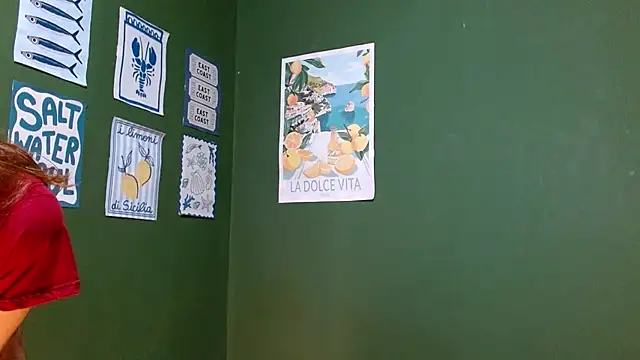 Snapshot of Roxiehood chatting on December 22, 2:19 am Roxiehood online show from December 22, 2:19 am