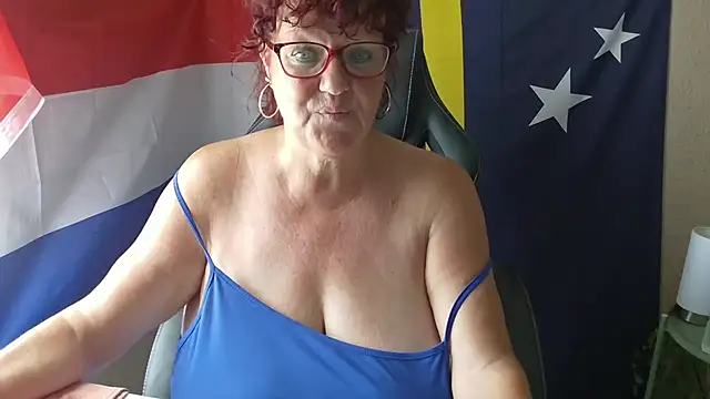Snapshot of -Curvy- chatting on June 22, 9:06 am -Curvy- online show from June 22, 9:06 am