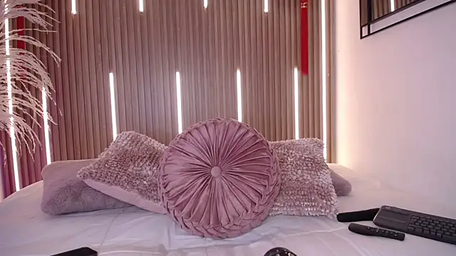 MylaDreams online show from March 12, 3:23 am