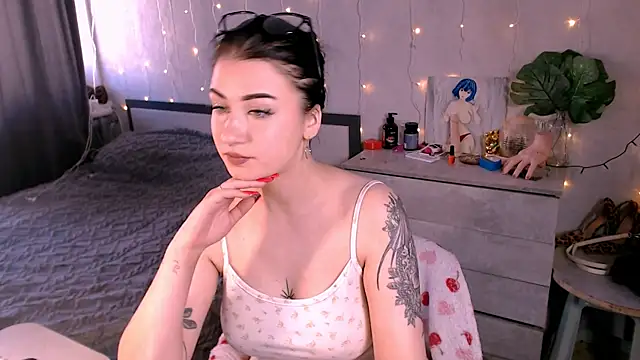 Katie Kiss online show from June 3, 2:33 pm
