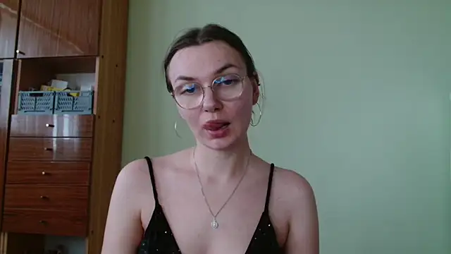 LooveELLYx online show from October 6, 1:30 pm