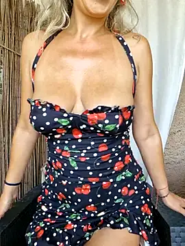 Snapshot of CelynaRoss chatting on October 25, 12:34 pm CelynaRoss online show from October 25, 12:34 pm