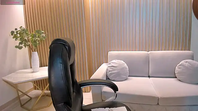 SarahYates online show from April 4, 4:11 am