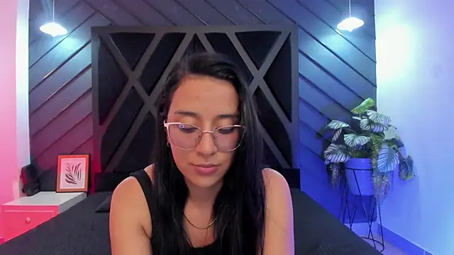 zoe martins  online show from December 5, 5:20 pm