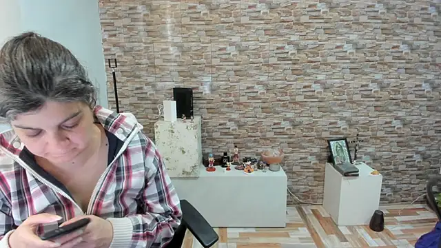 queemking online show from March 13, 5:08 pm