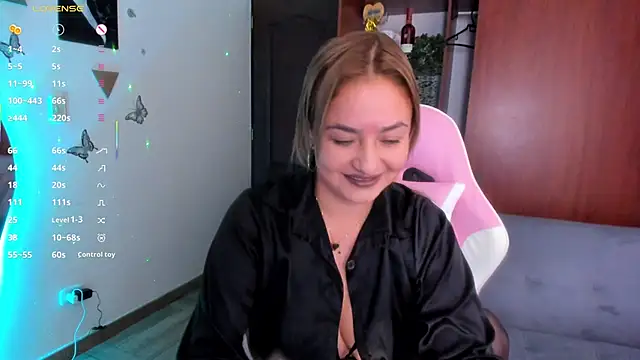 luciamature  online show from February 10, 12:04 am