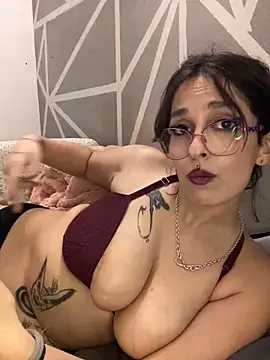Piggiteablacktea online show from May 16, 8:29 pm