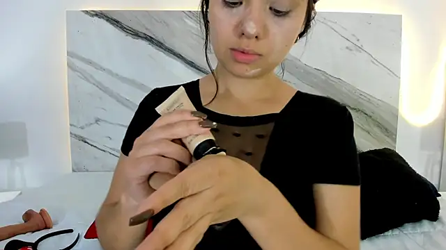 thamiina  online show from October 22, 7:02 pm