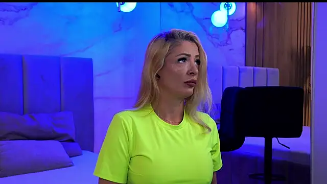 Snapshot of Izabellle02 chatting on April 24, 3:42 am Izabellle02 online show from April 24, 3:42 am