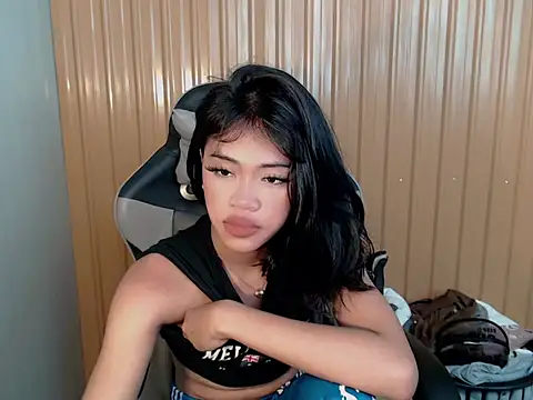 urcurlydiva online show from April 19, 4:56 am