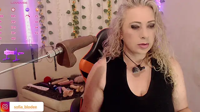 Snapshot of sofiacurvy_45 chatting on May 20, 8:59 pm sofiacurvy 45 online show from May 20, 8:59 pm