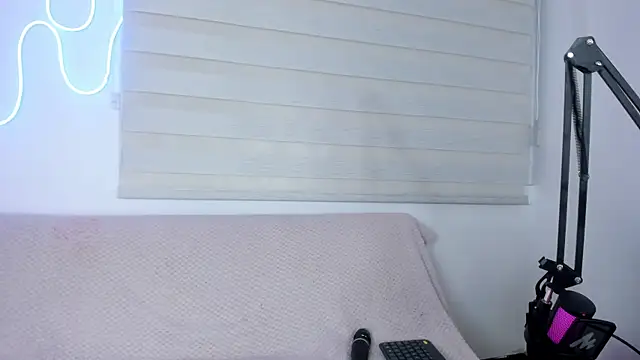 Snapshot of missweetpeach chatting on January 17, 12:04 am missweetpeach online show from January 17, 12:04 am