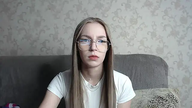 HitGyrl online show from March 28, 8:03 am