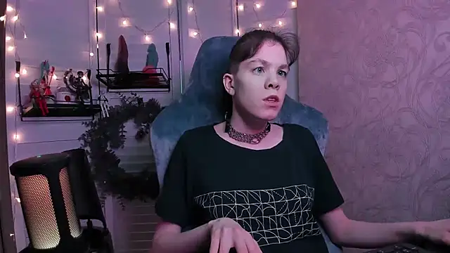 Snapshot of aestheticbeing chatting on December 17, 12:44 pm aestheticbeing online show from December 17, 12:44 pm