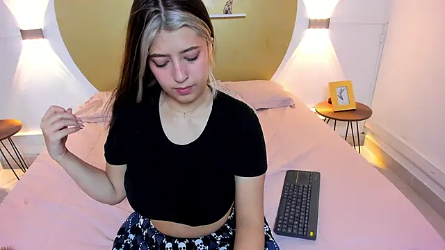 Snapshot of Bella__Lane chatting on December 16, 6:02 pm Bella Lane online show from December 16, 6:02 pm