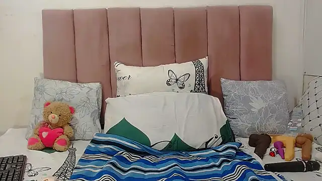 Snapshot of RoundaAssx22 chatting on February 3, 3:26 am RoundaAssx22 online show from February 3, 3:26 am